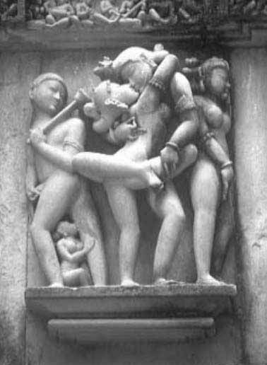 Pareja de amantes, de un templo del lugar arqueológico de Khajuraho, India.