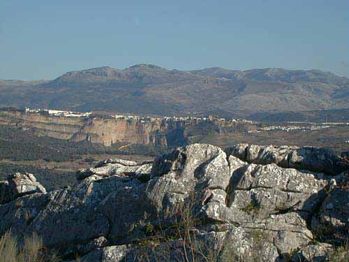 Panorámica de Ronda, con Sierra Hidalga al fondo, desde lo alto de Mures